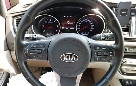 KIA Carnival III, 2016 год, 2 300 000 рублей, 17 фотография