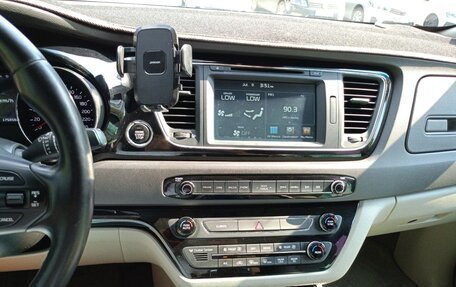 KIA Carnival III, 2016 год, 2 300 000 рублей, 18 фотография