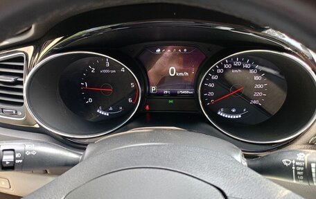 KIA Carnival III, 2016 год, 2 300 000 рублей, 16 фотография