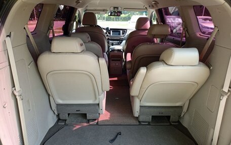 KIA Carnival III, 2016 год, 2 300 000 рублей, 22 фотография