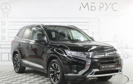 Mitsubishi Outlander III рестайлинг 3, 2022 год, 2 700 000 рублей, 3 фотография