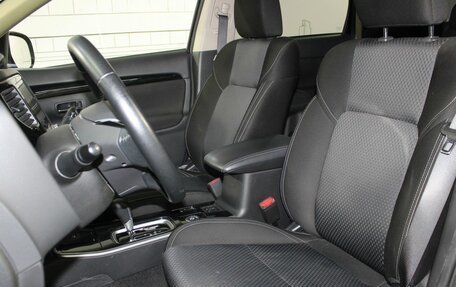 Mitsubishi Outlander III рестайлинг 3, 2022 год, 2 700 000 рублей, 11 фотография