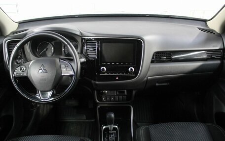 Mitsubishi Outlander III рестайлинг 3, 2022 год, 2 700 000 рублей, 14 фотография