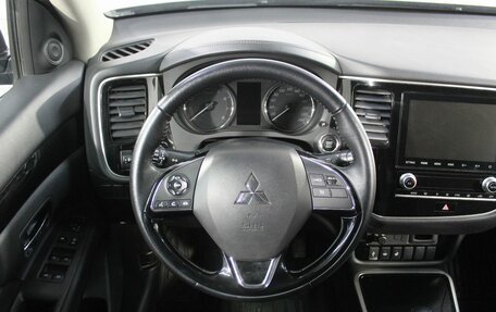 Mitsubishi Outlander III рестайлинг 3, 2022 год, 2 700 000 рублей, 13 фотография