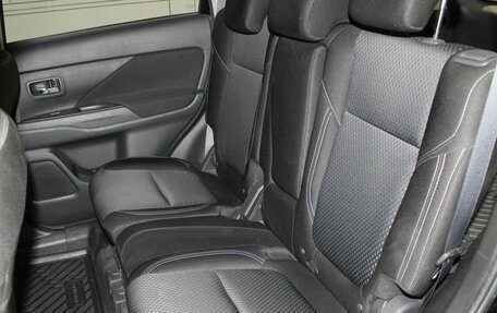 Mitsubishi Outlander III рестайлинг 3, 2022 год, 2 700 000 рублей, 19 фотография