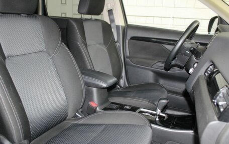 Mitsubishi Outlander III рестайлинг 3, 2022 год, 2 700 000 рублей, 26 фотография