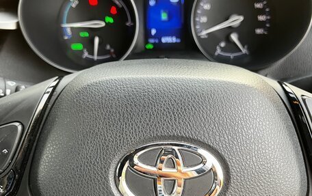 Toyota C-HR I рестайлинг, 2016 год, 3 129 000 рублей, 19 фотография