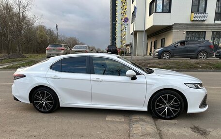 Toyota Camry, 2022 год, 3 450 000 рублей, 2 фотография