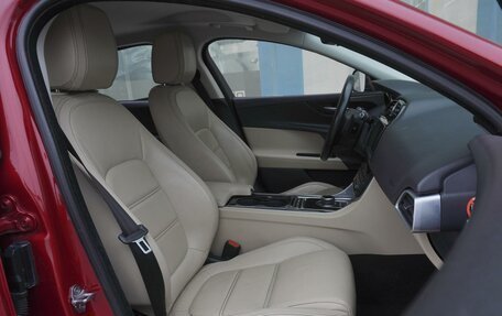 Jaguar XE I рестайлинг, 2016 год, 1 879 000 рублей, 8 фотография