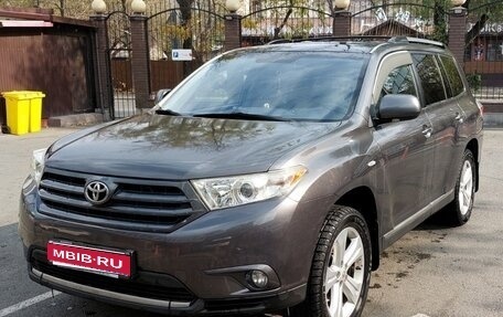 Toyota Highlander III, 2013 год, 2 350 000 рублей, 1 фотография