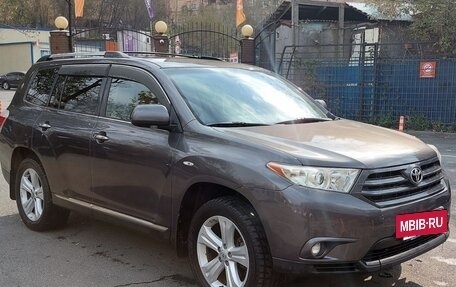 Toyota Highlander III, 2013 год, 2 350 000 рублей, 2 фотография