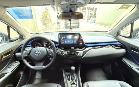 Toyota C-HR I рестайлинг, 2021 год, 2 100 000 рублей, 9 фотография