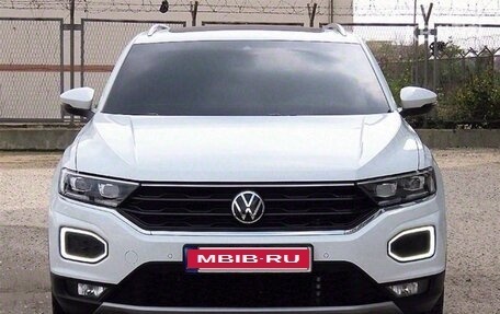 Volkswagen T-Roc I, 2023 год, 1 779 000 рублей, 1 фотография