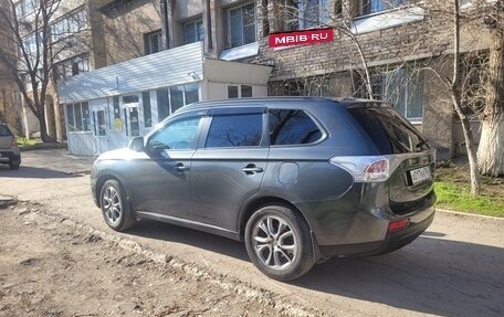 Mitsubishi Outlander III рестайлинг 3, 2014 год, 1 800 000 рублей, 2 фотография