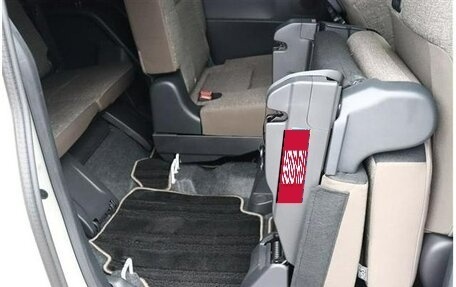 Toyota Sienta, 2022 год, 1 324 000 рублей, 36 фотография