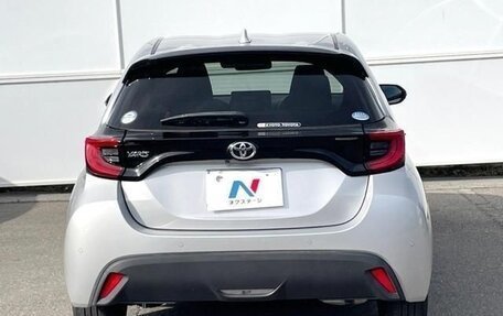 Toyota Yaris, 2021 год, 1 000 000 рублей, 5 фотография