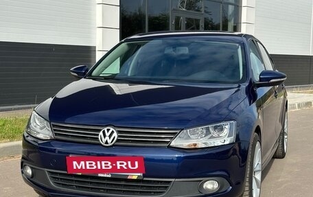 Volkswagen Jetta VI, 2014 год, 1 600 000 рублей, 2 фотография