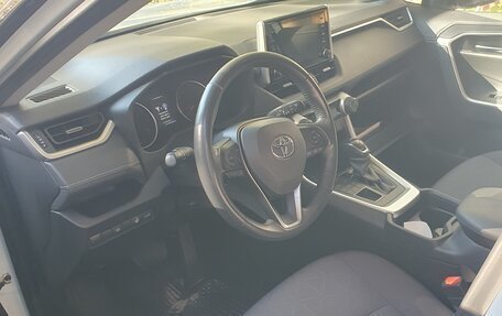 Toyota RAV4, 2021 год, 3 350 000 рублей, 6 фотография