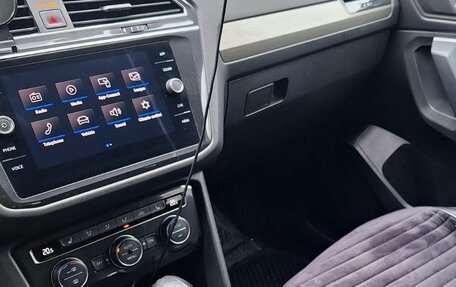 Volkswagen Tiguan II, 2018 год, 2 500 000 рублей, 2 фотография