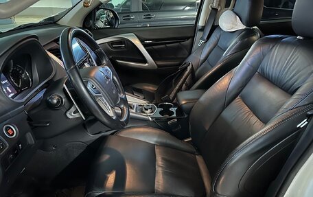 Mitsubishi Pajero Sport III рестайлинг, 2019 год, 3 500 000 рублей, 11 фотография