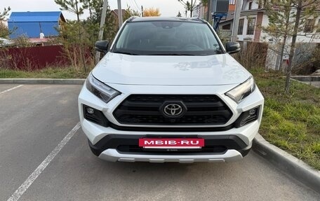 Toyota RAV4, 2023 год, 3 800 000 рублей, 2 фотография