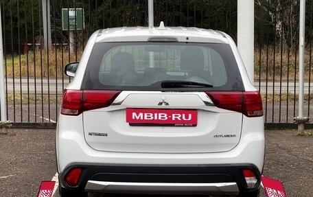 Mitsubishi Outlander III рестайлинг 3, 2017 год, 1 969 000 рублей, 6 фотография