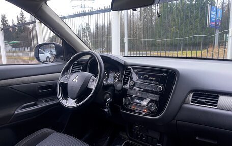 Mitsubishi Outlander III рестайлинг 3, 2017 год, 1 969 000 рублей, 10 фотография