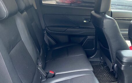 Mitsubishi Outlander III рестайлинг 3, 2017 год, 2 320 000 рублей, 21 фотография