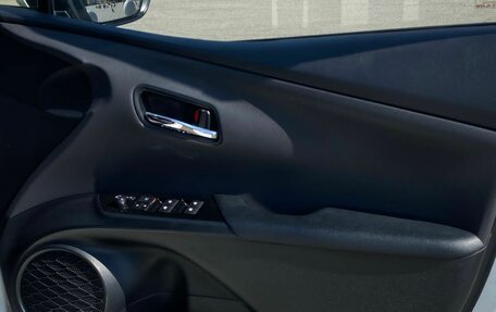 Toyota Prius IV XW50, 2016 год, 1 580 000 рублей, 13 фотография