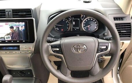 Toyota Land Cruiser Prado 150 рестайлинг 2, 2022 год, 3 980 007 рублей, 6 фотография