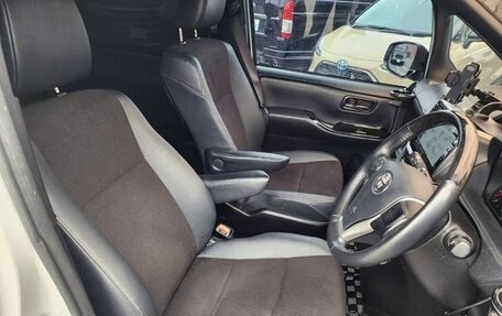 Toyota Noah III, 2021 год, 1 850 000 рублей, 9 фотография