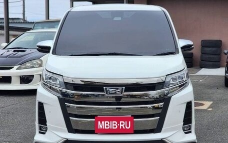 Toyota Noah III, 2021 год, 1 850 000 рублей, 2 фотография