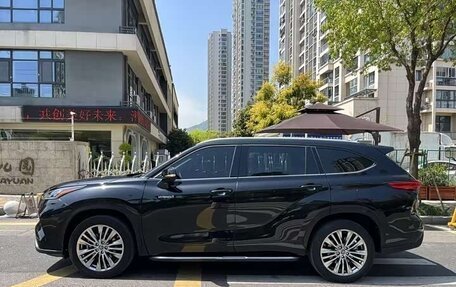 Toyota Highlander, 2022 год, 3 850 000 рублей, 4 фотография