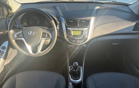 Hyundai Solaris II рестайлинг, 2011 год, 599 000 рублей, 10 фотография