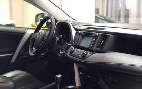 Toyota RAV4, 2016 год, 1 990 000 рублей, 10 фотография