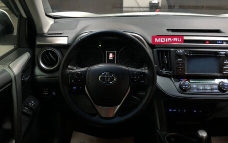 Toyota RAV4, 2016 год, 1 990 000 рублей, 13 фотография