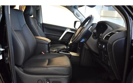 Toyota Land Cruiser Prado 150 рестайлинг 2, 2022 год, 5 000 000 рублей, 14 фотография