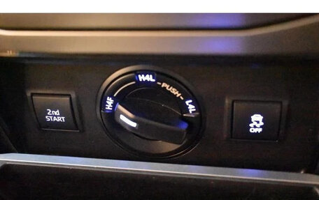 Toyota Land Cruiser Prado 150 рестайлинг 2, 2022 год, 5 000 000 рублей, 18 фотография