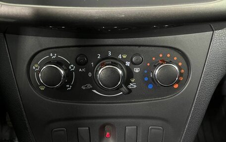 Renault Logan II, 2019 год, 975 000 рублей, 18 фотография