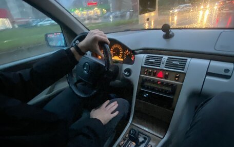 Mercedes-Benz E-Класс, 1999 год, 400 000 рублей, 1 фотография