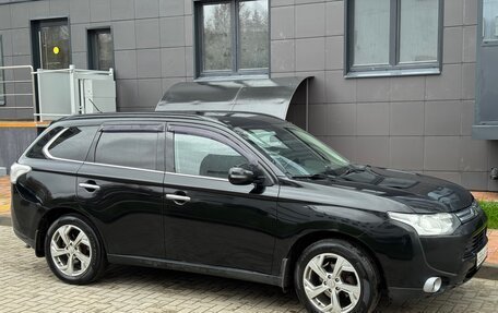 Mitsubishi Outlander III рестайлинг 3, 2013 год, 1 480 000 рублей, 4 фотография