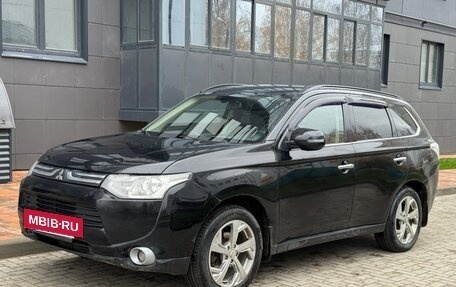 Mitsubishi Outlander III рестайлинг 3, 2013 год, 1 480 000 рублей, 2 фотография