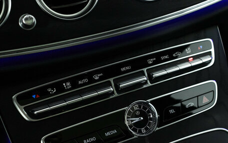 Mercedes-Benz E-Класс, 2018 год, 3 995 000 рублей, 24 фотография