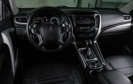 Mitsubishi Pajero Sport III рестайлинг, 2018 год, 3 299 000 рублей, 6 фотография