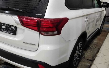 Mitsubishi Outlander III рестайлинг 3, 2018 год, 1 900 000 рублей, 6 фотография