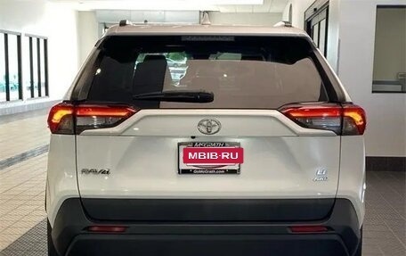 Toyota RAV4, 2021 год, 3 000 000 рублей, 4 фотография