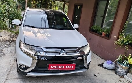 Mitsubishi Outlander III рестайлинг 3, 2015 год, 1 750 000 рублей, 2 фотография