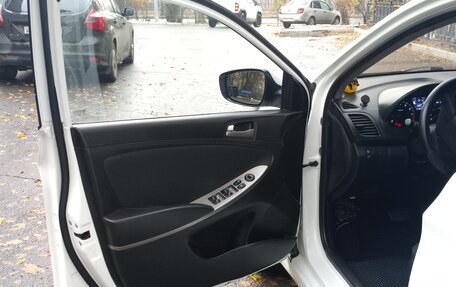 Hyundai Solaris II рестайлинг, 2015 год, 1 050 000 рублей, 10 фотография