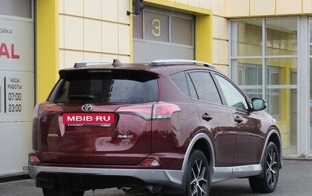 Toyota RAV4, 2017 год, 2 395 000 рублей, 6 фотография