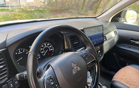 Mitsubishi Outlander III рестайлинг 3, 2018 год, 1 800 000 рублей, 8 фотография